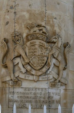 Lefke Kıbrıs 05.30. 2025 Eski İngiliz posta amblemi Kıbrıs 'ta bir sütunda