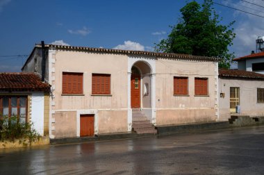 Kuzey Kıbrıs 'ın Lefke kasabasında sakin bir cadde.