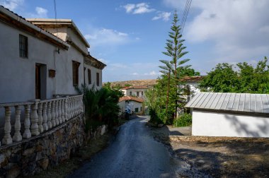 Kıbrıs 'ın Lefke kentindeki tipik dar sokaklar. Beyazlatılmış duvarları, fayanslı çatıları, ahşap balkonları ve huzurlu Akdeniz cazibesine sahip geleneksel Kıbrıs Rum mimarisi.