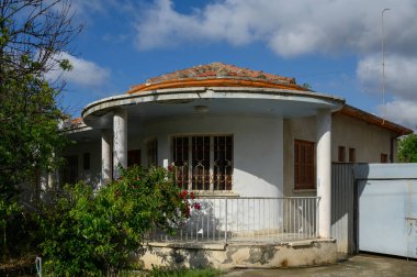 Lefke 'deki otantik Kıbrıs evi beyaz duvarlar, ahşap balkon ve Akdeniz kasabalarına özgü eski tarz cazibe.