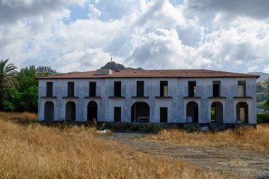 Kıbrıs 'ta Dağ' da Atatürk Silueti ile Bitmemiş Ev