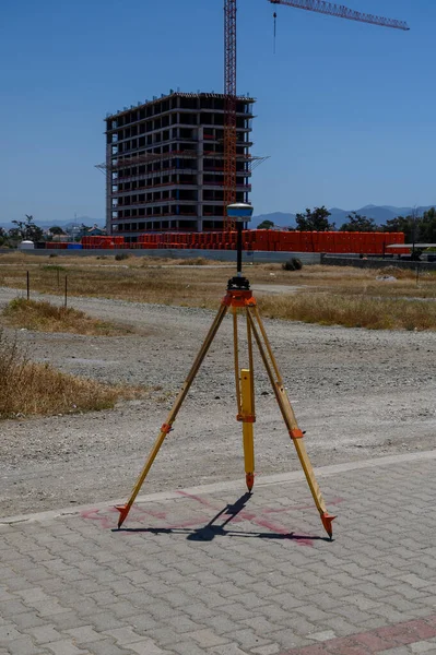 Kıbrıs Rum Kesimi 'nde inşa alanı yakınlarında GPS' li modern teodolit bulunuyor.