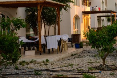 Kıbrıs Rum Kesimi 'nin güneşli bahçesinde teras sandalyelerinde yeni yıkanmış giysiler.