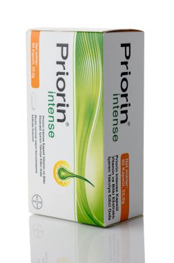 Gaziveren, Kıbrıs Rum Kesimi 09.16.2025 Bayer Priorin Yoğun 60 kapsülü beyaz zemin üzerinde izole edildi. Sağlık ve güzellik kavramları için saç büyümesi ve beslenme takviyesi.