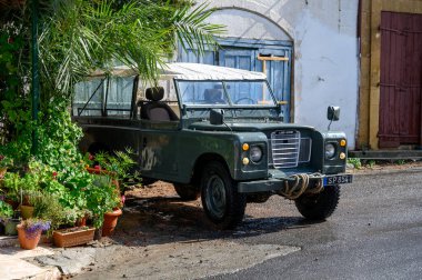 Gaziveren, Kıbrıs Rum Kesimi 05.28.2025 Lefke Kıbrıs 'taki Sessiz Sokak' ta Klasik Yeşil Arazi Gezgini