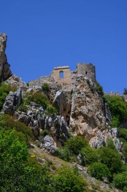 2025 yılında St. Hilarion Şatosu 'nun güzelliğini keşfedin. Tarihi kalıntılar, çarpıcı dağ manzaraları ve Akdeniz manzaraları sergilenmektedir..