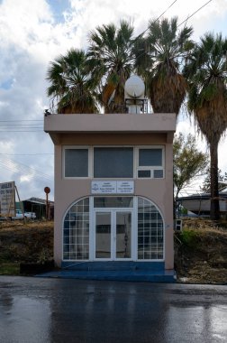 Lefke Kıbrıs Rum Kesimi 05.30. 2025 Kıbrıs 'taki bir hukuk bürosunun dış görünümü. Binada geleneksel Akdeniz mimarisi yer alıyor.,