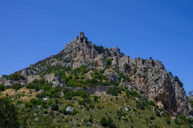 Kuzey Kıbrıs 1 'de bir dağ sırtı üzerindeki St. Hilarion Şatosu