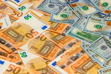 50 avroluk banknotları ve 100 dolarlık banknotları bir araya getir. Uluslararası para birimleri, finans ve para değişimi kavramı.