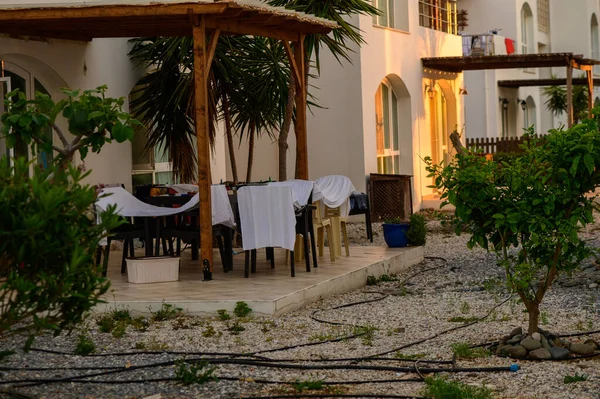 Kıbrıs Rum Kesimi 'nin güneşli bahçesinde teras sandalyelerinde yeni yıkanmış giysiler.