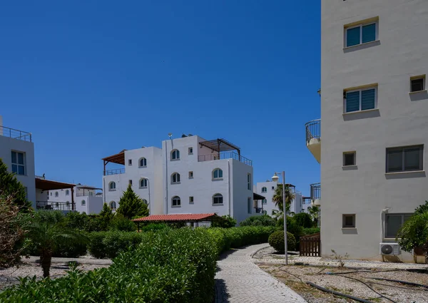 Akdeniz yakınlarındaki sakin bir sahil bölgesinde modern beyaz evler..