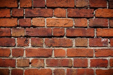 Kırsal kırmızı tuğlalar, şehir mimarisinin kentsel manzarasına sıcaklık ve doku ekleyerek, yaşı ve karakteri ortaya koyuyor..