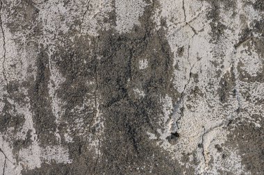 Kalıplaşmış beton bir duvar benzersiz desenler sergiliyor ve kentsel bir manzarada hava durumu geçmişi var..