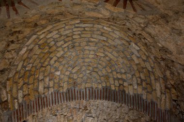 St. Hilarion Kalesi 'ndeki görkemli kemerli kasa dramatik bir zemin görevi görüyor..