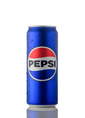 Soğuk Pepsi bidonunu tazeleyen ve beyaz arka planda izole edilmiş su damlaları, meşrubat ve ferahlatıcıyı sembolize ediyor..