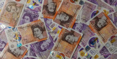 10 ve 20 İngiliz Sterlin banknotlarının yakın plan arkaplanı, finans ve ekonomi kavramı için İngiltere para biriminin detaylarını ve dokusunu göstermektedir.