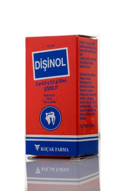  Gaziveren, Kıbrıs Rum Kesimi 09.21.2025. Disinol diş ağrısının kapatılması, şeffaf PNG arka planında izole edilmiş, ilaç markalaşması, reklam ve ürün modellemeleri için mükemmel.