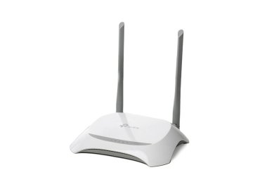 Modern beyaz kablosuz yönlendirici beyaz arkaplanda izole edilmiş, internet, ev ağı ve teknoloji ürünü kavramları için ideal. 