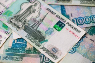Rus 1000 rublelik banknotlar bir masaya yayılarak finans, bankacılık ve para temalı görseller için cazip bir geçmiş yarattı. 