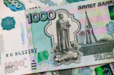 Çok sayıda Rus 1000 rublelik banknotlar ahşap bir masaya yayılarak finans, ekonomi ve ticari sermaye fotoğrafları için ayrıntılı bir fon oluşturur.. 