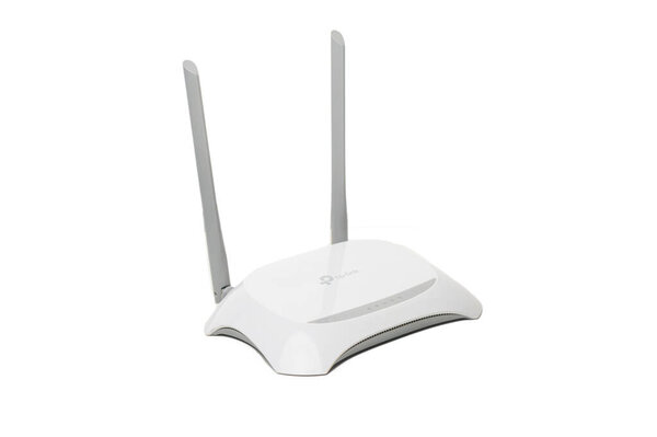 Современный белый беспроводной интернет маршрутизатор изолирован на белом фоне, используется для Wi-Fi связи, сетей и технологий домашней связи