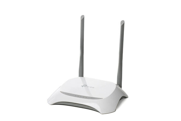 Современный белый беспроводной маршрутизатор изолирован на белом фоне, идеально подходит для интернета, домашних сетей и технологии концепции продукта. 