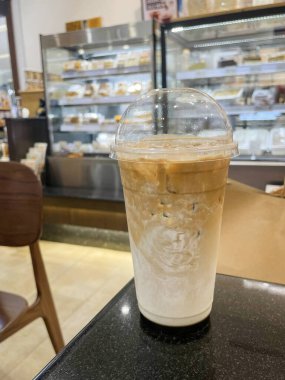 Bir kafede buzlu kahve içiyorum..