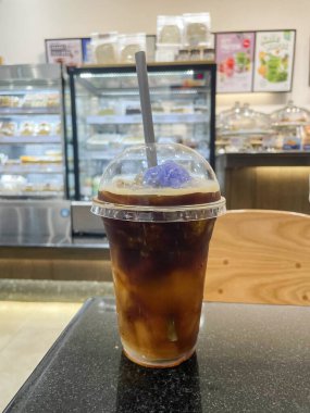 Kafedeki tezgahta buzlu kahve içeceğim..