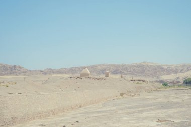 Kum Dağları 'nı söylüyor. Mingsha Kum Tepeleri ve Hilal Baharı, Dunhuang, Çin