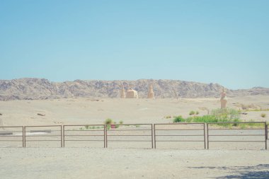 Kum Dağları 'nı söylüyor. Mingsha Kum tepeleri ve yakınlardaki Hilal Pınarı, Dunhuang, Çin yakınlarında.