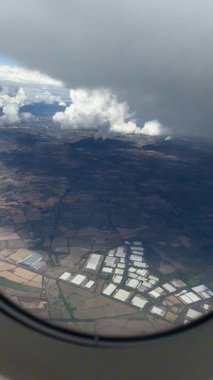 Sonbaharda Birmingham 'a yaklaşan bir uçak penceresinden. Yüksek kaliteli FullHD görüntüler