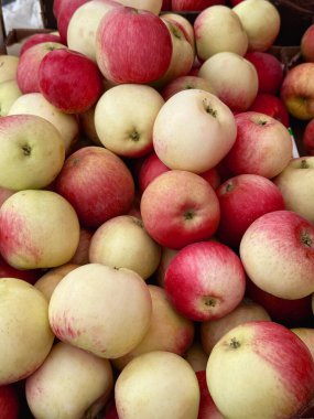 Sağlıklı arka plan dokusu başlığı olarak bir sürü olgun taze elma, afiş boyutu. Yüksek kalite fotoğraf