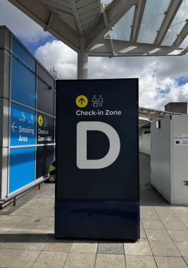 Birmingham Havaalanı 'nın kalkış bölgesine giriş. Yüksek kalite fotoğraf