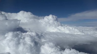 Bulutların üzerinde uçuyor. Hava yoluyla seyahat etmek mükemmel bir arka plan. Yüksek kaliteli FullHD görüntüler