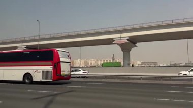 Dubai, BAE, 22 Ağustos 2025. Sabahın erken saatlerinde otobanda giden bir arabanın görüntüsü. Yüksek kaliteli FullHD görüntüler