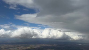 Bulutların üzerinde uçuyor. Hava yoluyla seyahat etmek mükemmel bir arka plan. Yüksek kaliteli FullHD görüntüler