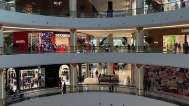 Dubai, BAE 26 Ağustos 2025: Dünyanın en popüler alışveriş merkezi Dubai 'de canlı bir atmosfer. Yüksek kaliteli FullHD görüntüler