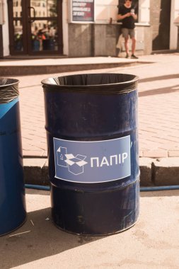 Kiev / Ukrayna - 19 Haziran 2018: resimde - çöp kutuları için ayrı çöp için daha fazla alay.