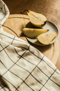 Kiev/Ukrayna - 6 Haziran 2018: armut bir ahşap tepsi ve bir plaka üzerinde kesmek içinde belgili tanımlık fotoğraf.