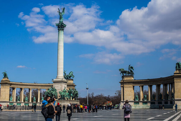 Будапешт / Венгрия 19.03.2019 на фото площадь Героев или Гешек Тере

