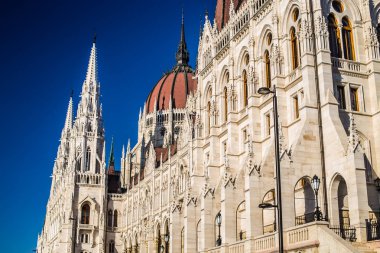 Budapeşte / Macaristan 19.Mart 2019 Fotoğrafmacar Parlamento Binası. İlahi kürenin mimarisinde, neo-gotik unsurlar Westminster sarayı ve Paris Boz-aru teması yla iç içe geçmiştir..