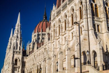 Budapeşte / Macaristan 19.Mart 2019 Fotoğrafmacar Parlamento Binası. İlahi kürenin mimarisinde, neo-gotik unsurlar Westminster sarayı ve Paris Boz-aru teması yla iç içe geçmiştir..