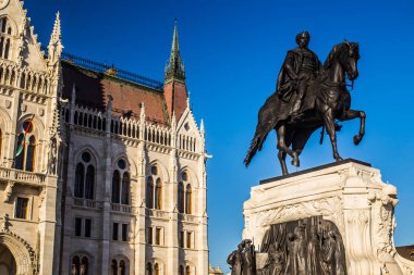 Budapeşte / Macaristan 19.Mart 2019 Lajos Kossut Anıtı yakınlarındaki macar parlamento binasında fotoğrafüzerinde