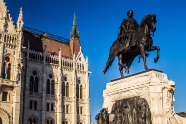Budapeşte / Macaristan 19.Mart 2019 Lajos Kossut Anıtı yakınlarındaki macar parlamento binasında fotoğrafüzerinde