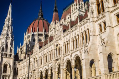 Budapeşte / Macaristan 19.Mart 2019 Fotoğrafmacar Parlamento Binası. İlahi kürenin mimarisinde, neo-gotik unsurlar Westminster sarayı ve Paris Boz-aru teması yla iç içe geçmiştir..