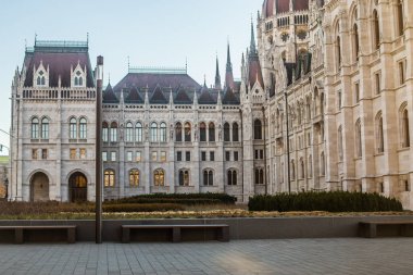 Budapeşte / Macaristan 19.Mart 2019 Fotoğrafmacar Parlamento Binası. İlahi kürenin mimarisinde, neo-gotik unsurlar Westminster sarayı ve Paris Boz-aru teması yla iç içe geçmiştir..
