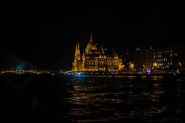 Budapeşte / Macaristan 19.Mart 2019 Gece Tuna Nehri'nin suyundan fotoğraflanan Macar Parlamento Binası'nda fotoğraf