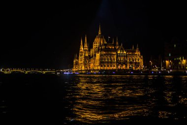 Budapeşte / Macaristan 19.Mart 2019 Gece Tuna Nehri'nin suyundan fotoğraflanan Macar Parlamento Binası'nda fotoğraf