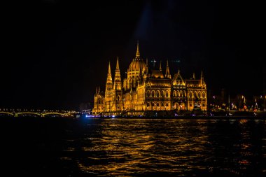 Budapeşte / Macaristan 19.Mart 2019 Gece Tuna Nehri'nin suyundan fotoğraflanan Macar Parlamento Binası'nda fotoğraf