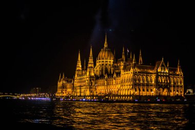 Budapeşte / Macaristan 19.Mart 2019 Gece Tuna Nehri'nin suyundan fotoğraflanan Macar Parlamento Binası'nda fotoğraf